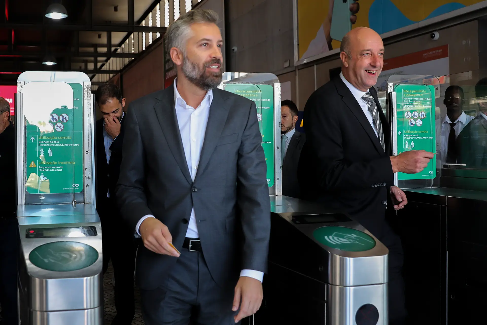 O ministro das Infraestruturas e da Habitação, Pedro Nuno Santos, e o secretário de Estado da Mobilidade Urbana, Jorge Delgado, a entrar na estação do Cais do Sodré.