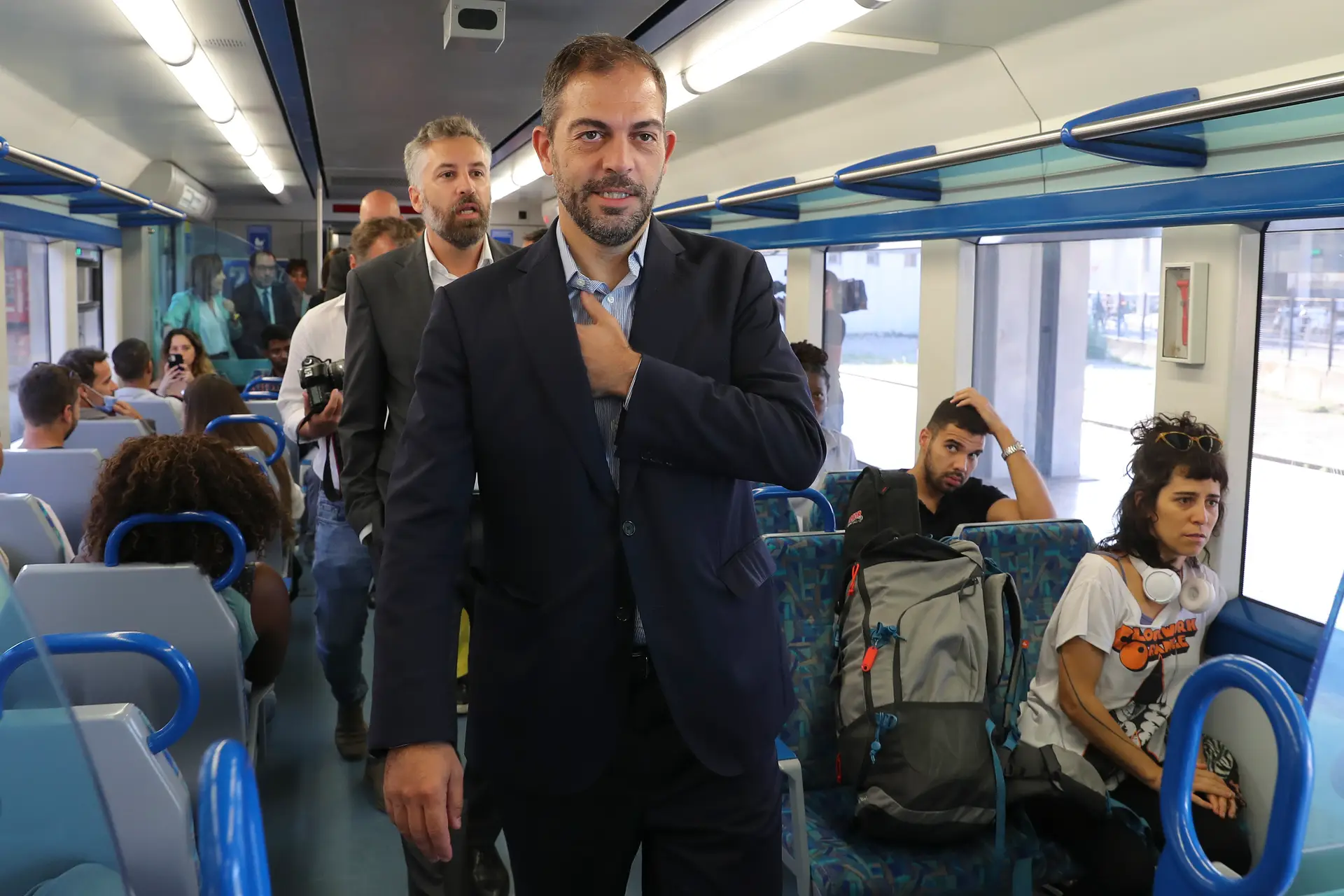 O ministro do Ambiente e da Ação Climática, Duarte Cordeiro, dentro do comboio, com os restantes ministros.