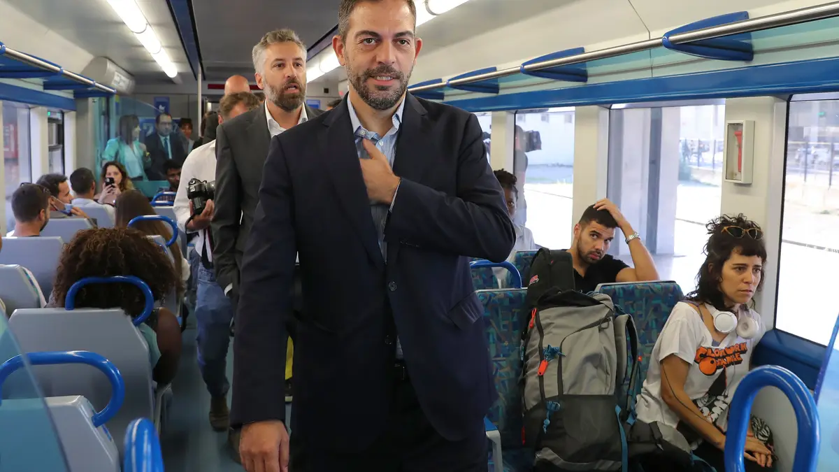 O ministro do Ambiente e da Ação Climática, Duarte Cordeiro, dentro do comboio, com os restantes ministros.