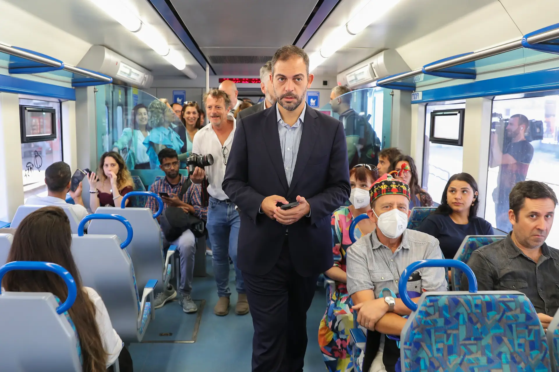 O ministro do Ambiente e da Ação Climática, Duarte Cordeiro, dentro do comboio, ainda na estação do Cais do Sodré.