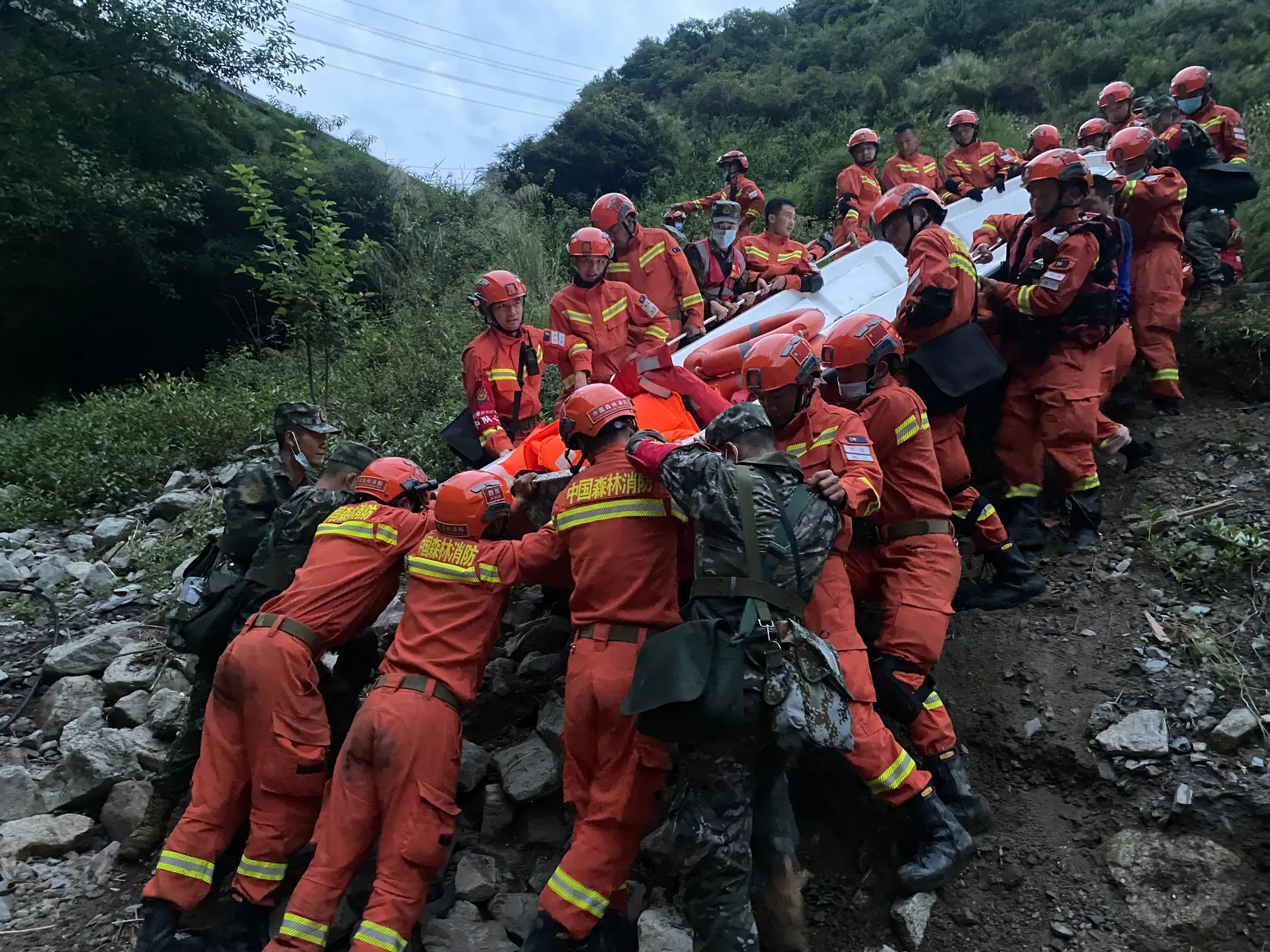"Milagre": homem resgatado com vida 17 dias após sismo na China
