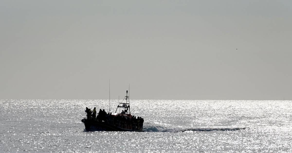Pelo menos um morto após barco com 90 migrantes a bordo virar na Malásia