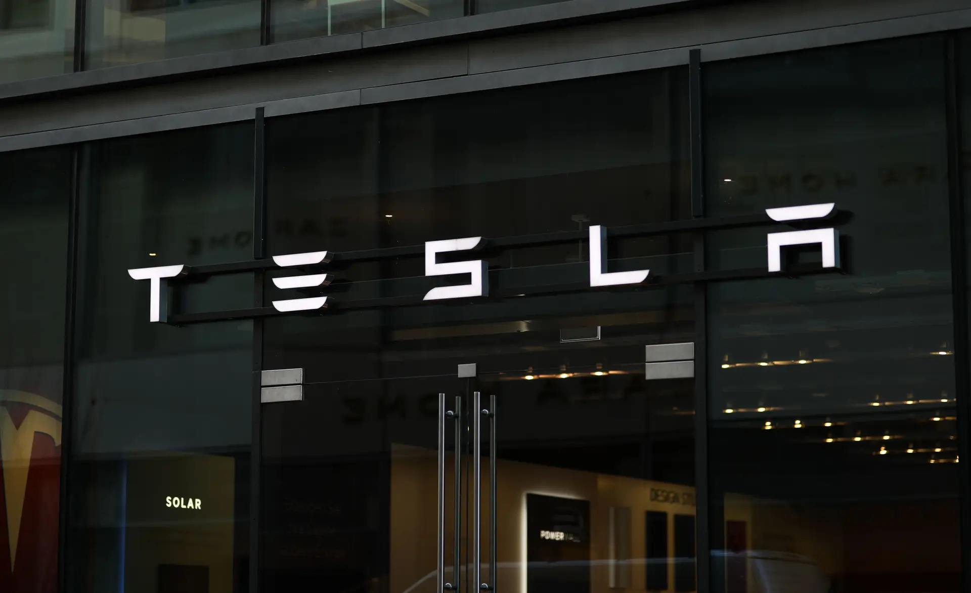 Governo dos EUA planeia gastar cerca de 385 milhões de euros em veículos blindados da Tesla