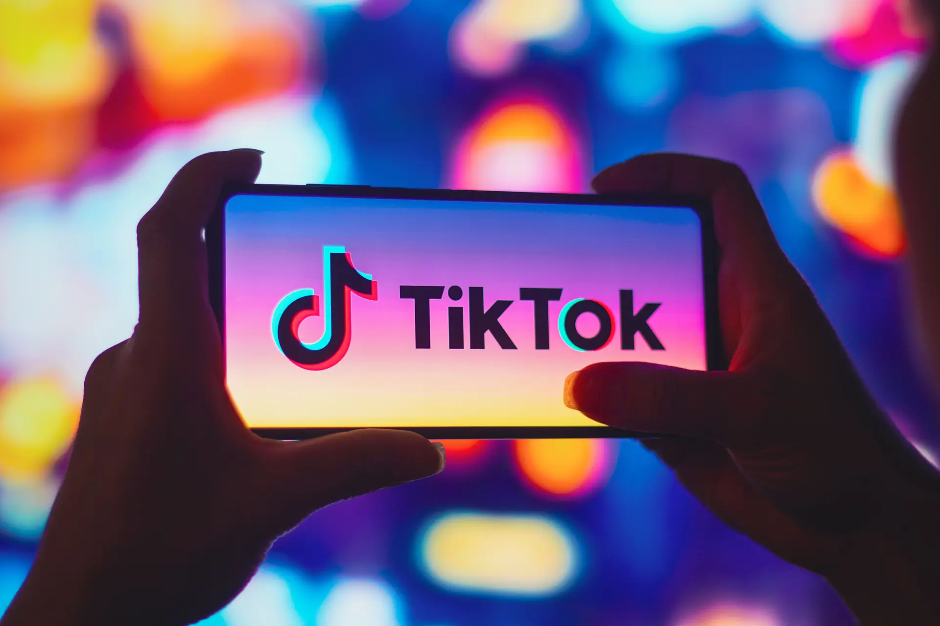 BBC recomenda aos funcionários que retirem a aplicação TikTok dos telefones profissionais