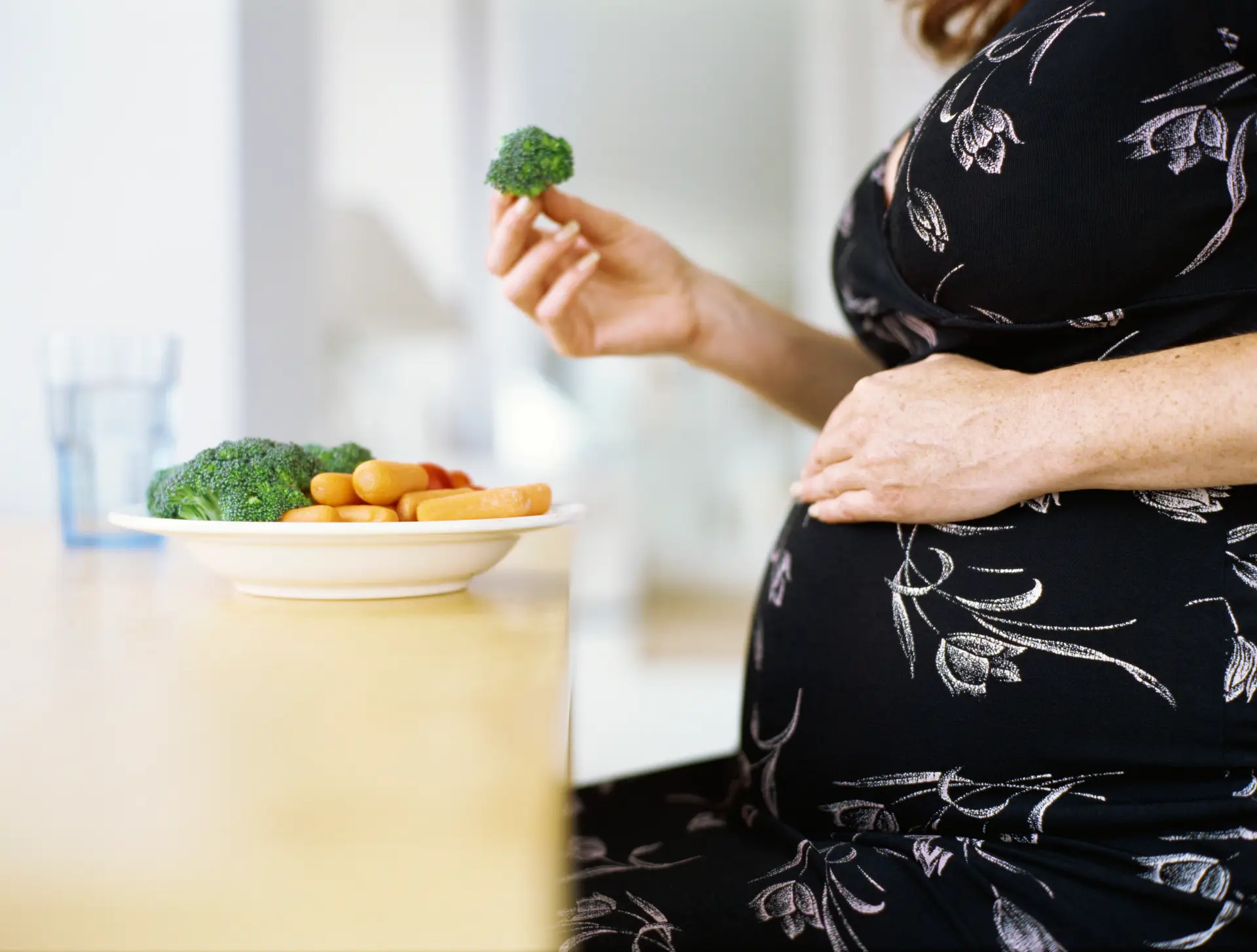 Bebés reagem com caretas ou sorrisos ao que as mamãs comem durante a gravidez