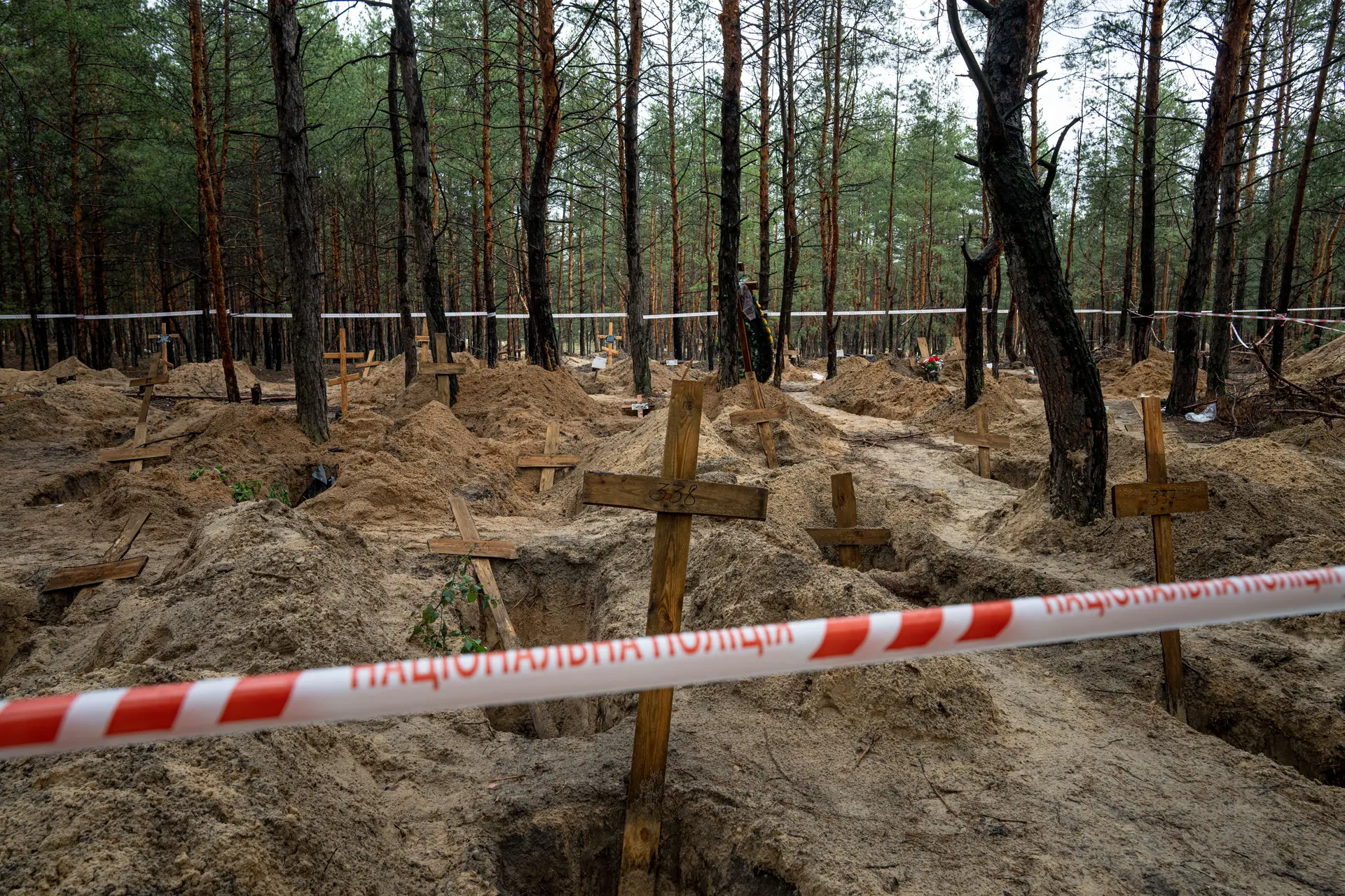 Encontrados 447 corpos numa exumação em Izium, Ucrânia