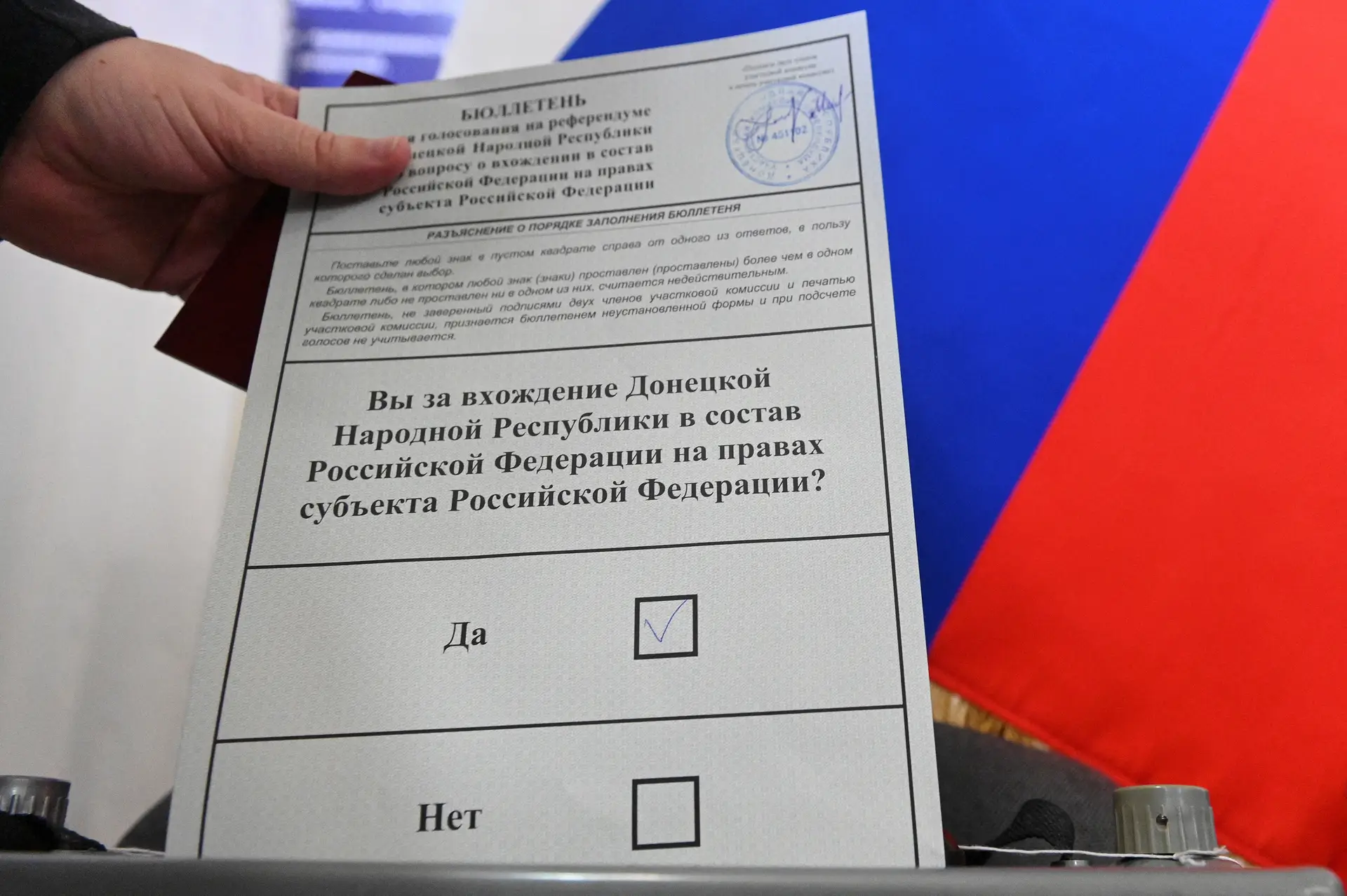 Autoridades ucranianas dizem que russos obrigam população a votar várias vezes no referendo