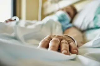 Número de idosos abandonados nos hospitais à espera de vaga em lares é cada vez maior