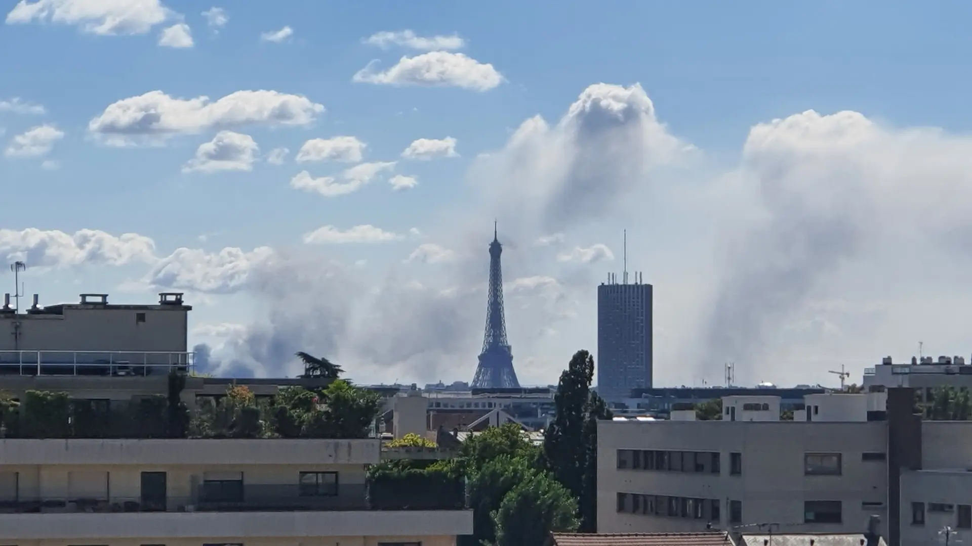 Incêndio deflagra em armazém no sul de Paris
