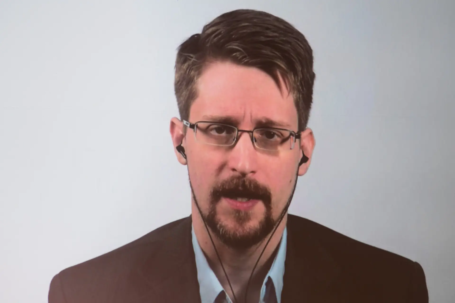 Putin concede cidadania russa ao ex-analista da CIA Edward Snowden