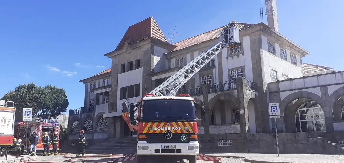 Incêndio consome antigo Hotel Turismo da Guarda