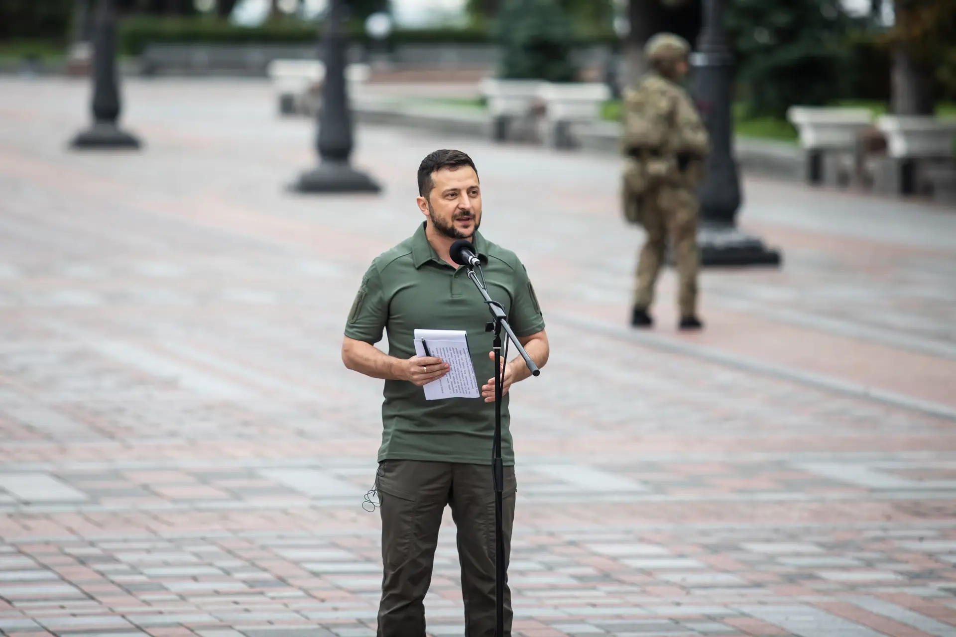 Zelensky diz a "camaradas" russos que, se forem para a guerra para matar, "não sairão vivos"