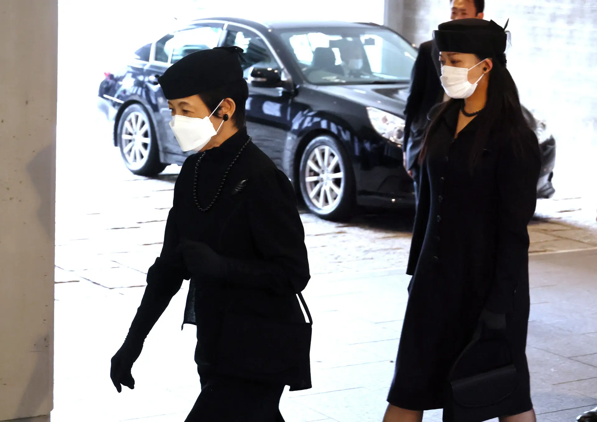 A princesa japonesa Takamado (Esquerda) acompanhada pela filha, a princesa Tsuguko (Direita) chegam ao salão Budokan para assistir ao funeral de Estado do antigo primeiro-ministro, Shinzo Abe.