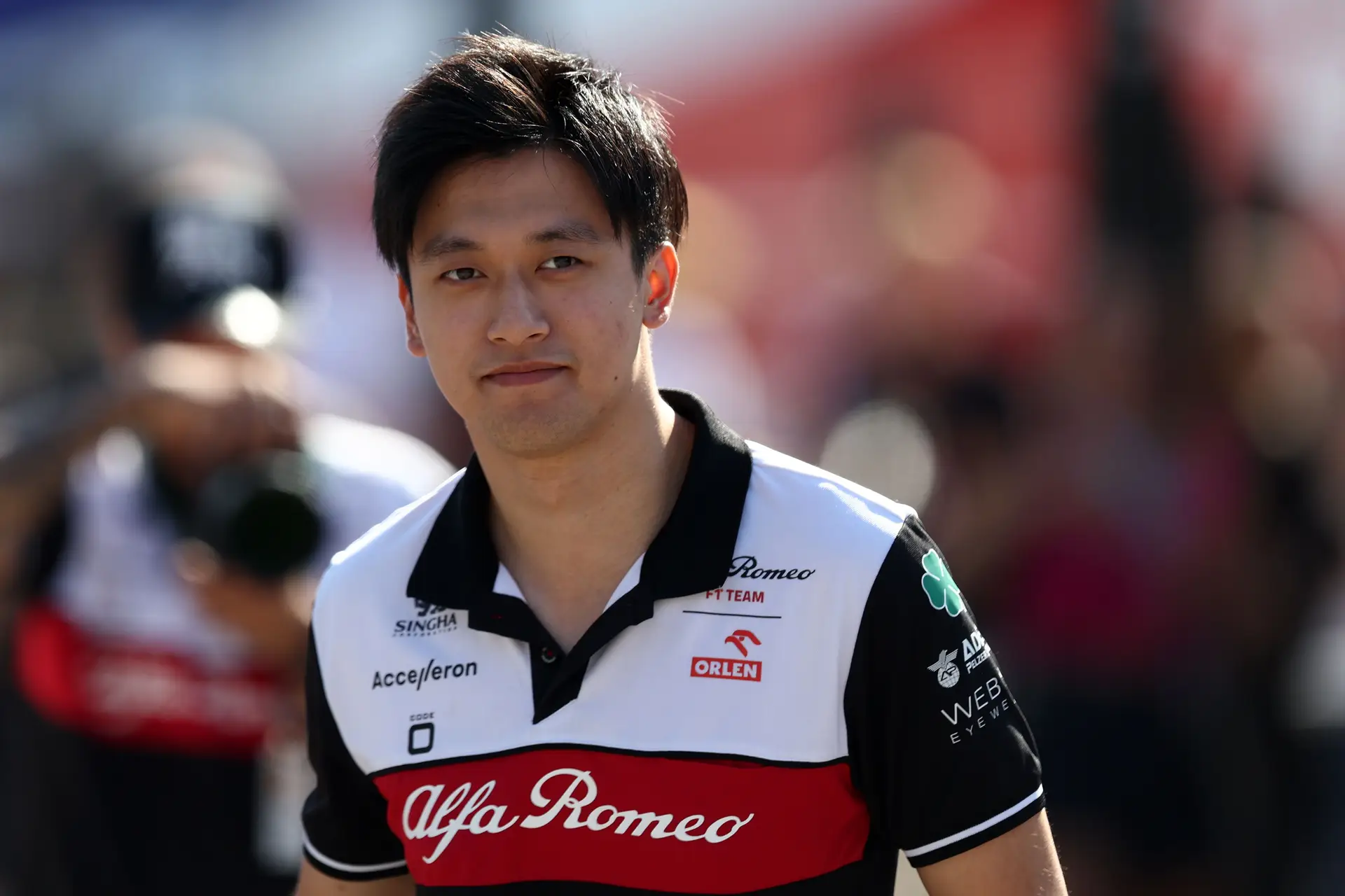 Piloto Guanyu Zhou.