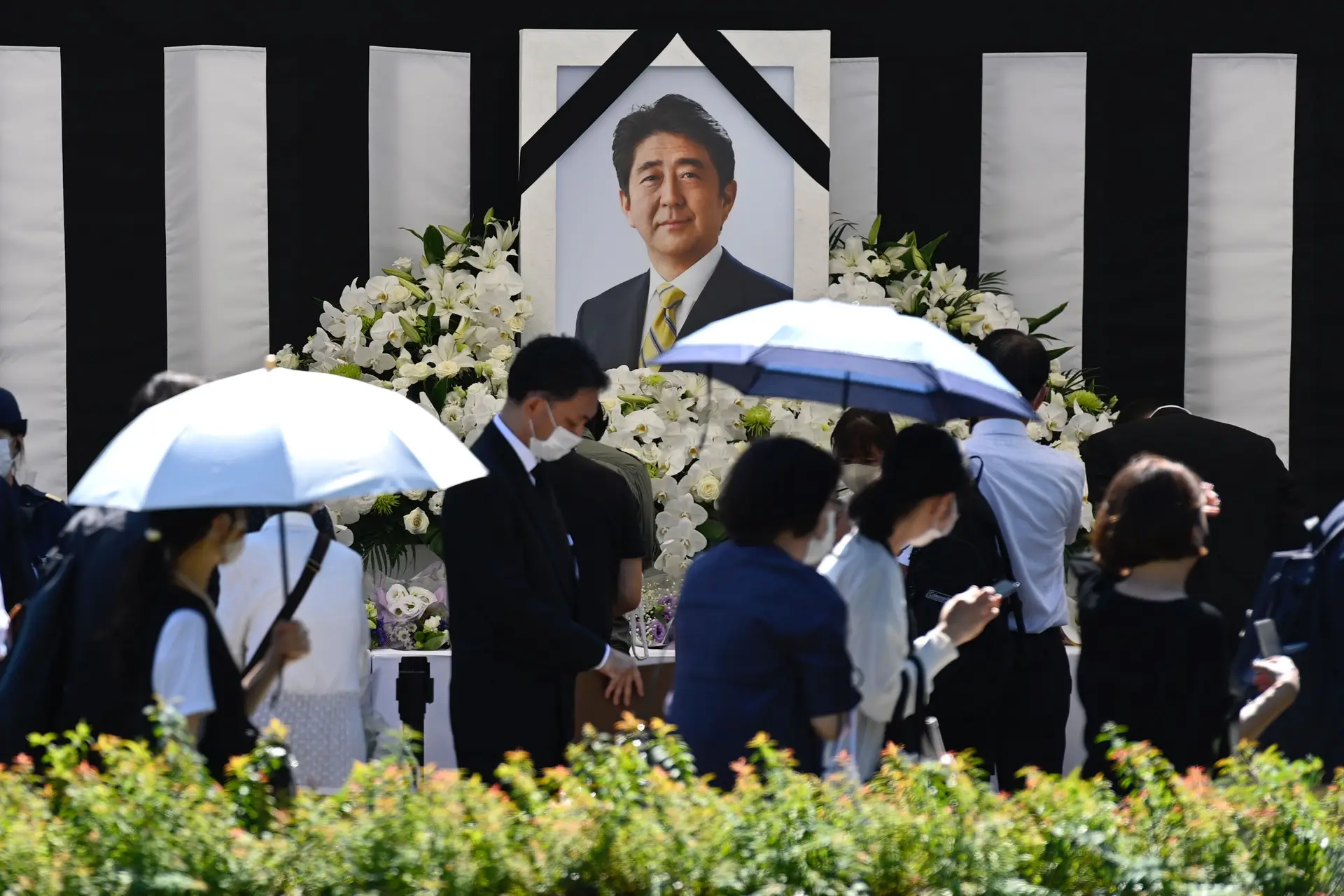 Milhares de pessoas protestam em Tóquio durante funeral de Estado de Shinzo Abe