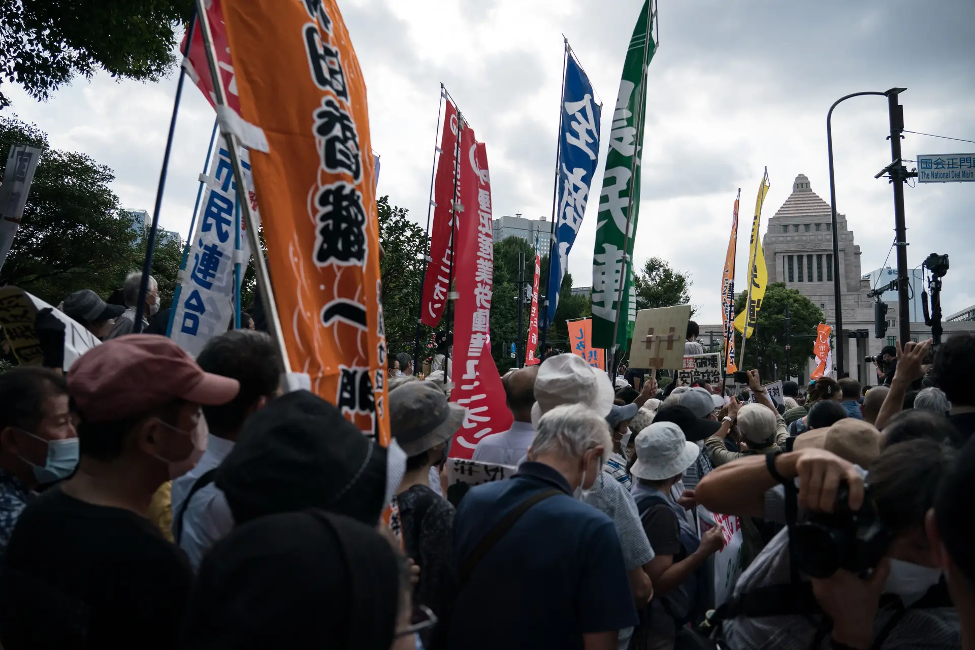 Milhares de pessoas protestam em Tóquio durante funeral de Estado de Shinzo Abe