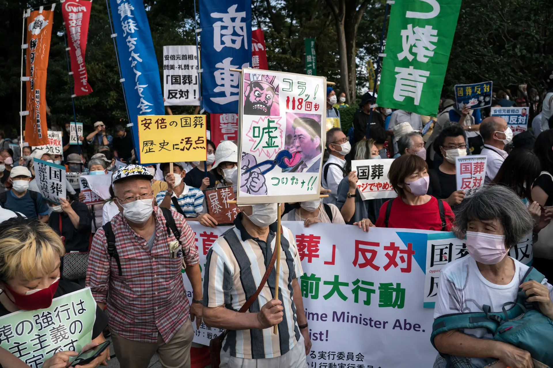 Milhares de pessoas protestam em Tóquio durante funeral de Estado de Shinzo Abe