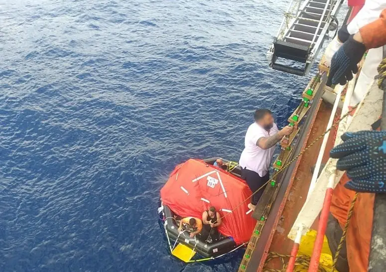 Oito tripulantes resgatados nos Açores após incêndio em barco de pesca