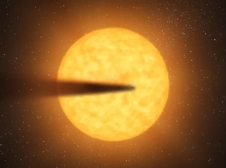 Imagem artística de um super-mercúrio, com uma esfera em forma de cometa, composta por rocha vaporizada. 