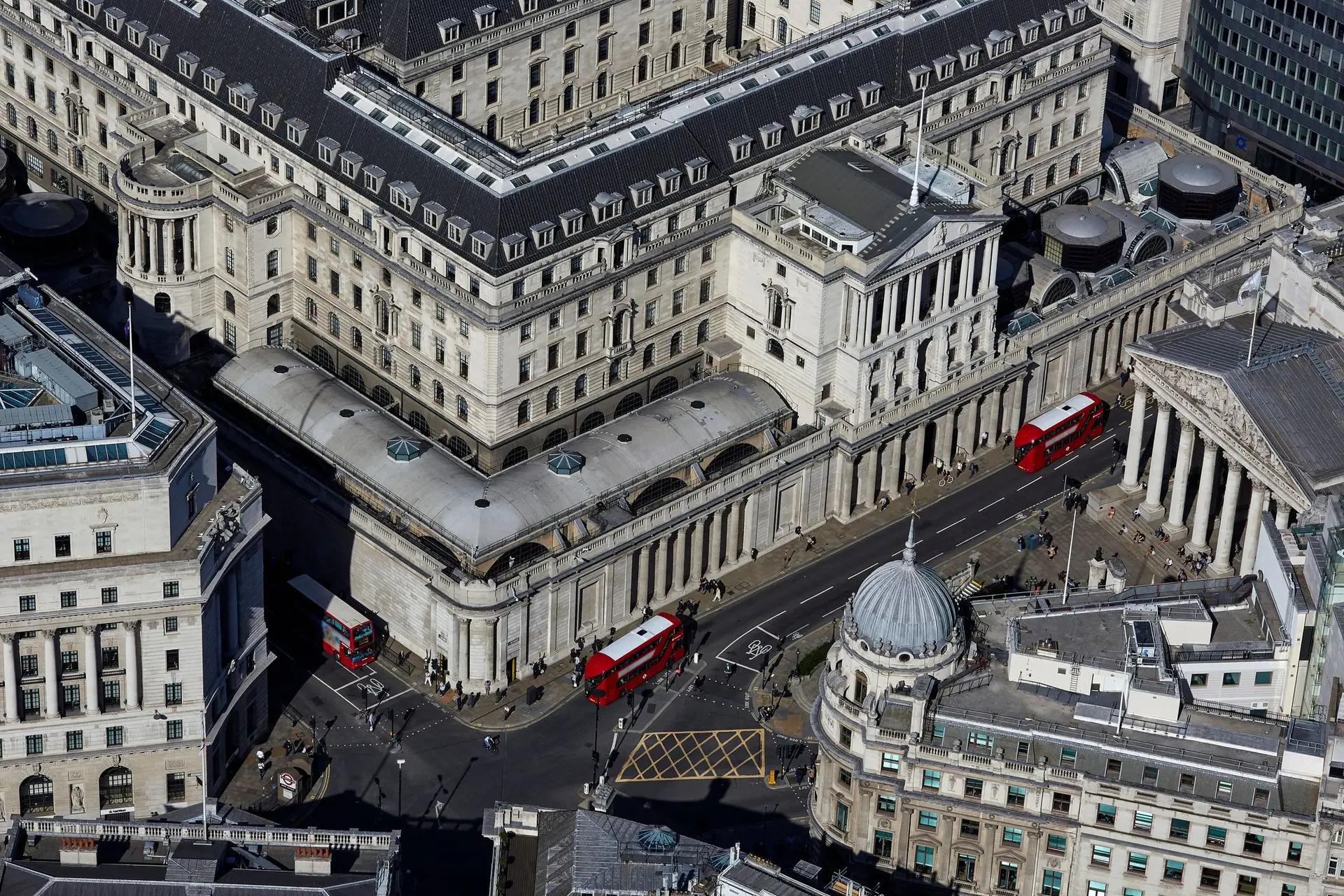 Banco de Inglaterra anuncia compra de dívida para "estabilizar mercado"