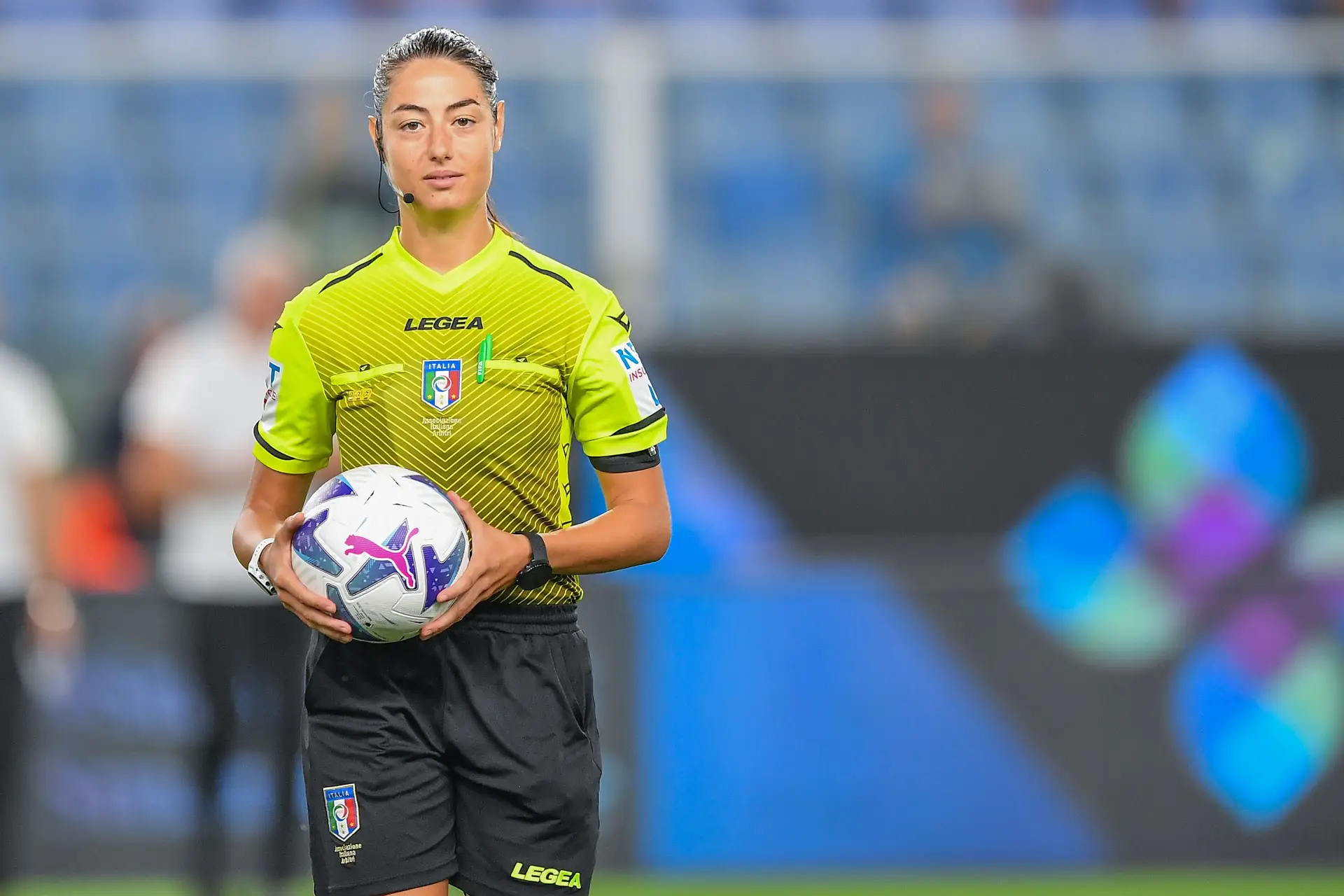 Maria tem 18 anos e há 4 que arbitra jogos de futebol