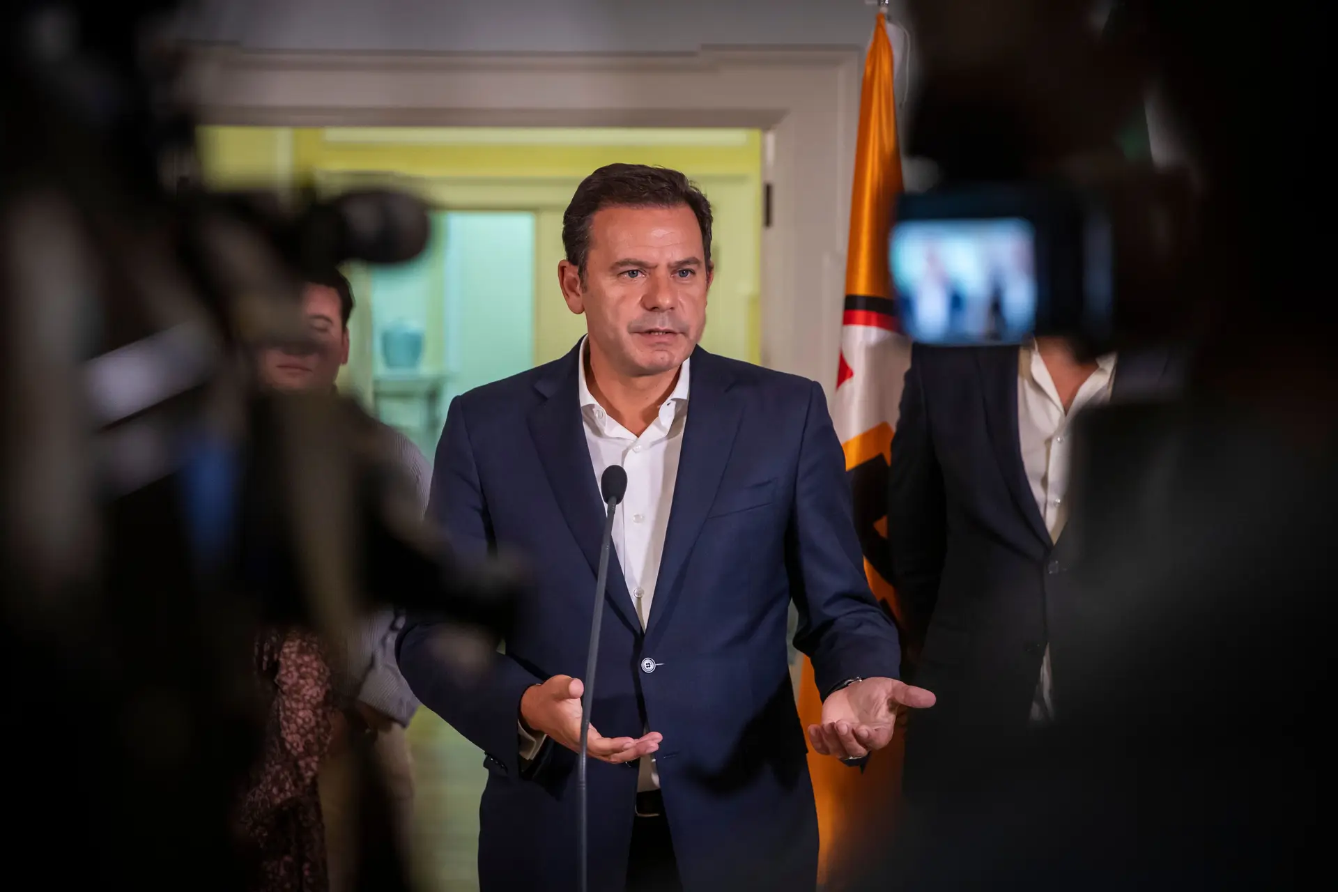 Luís Montenegro diz que apagar intervenções de deputados é "próprio de ditaduras"