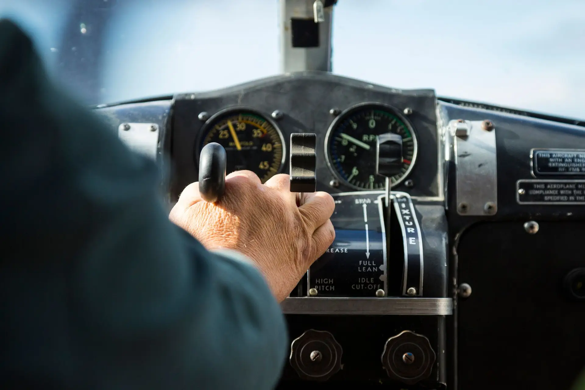 Pilotos pedem que se apure responsabilidades no caso de ativistas colados a avião