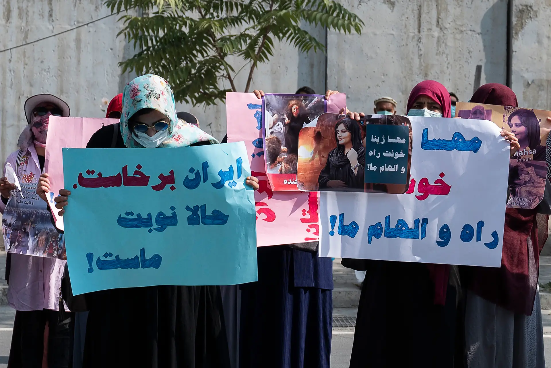 "Irão está a erguer-se, agora é a nossa vez": mulheres manifestam-se em Cabul, mas talibãs intervêm