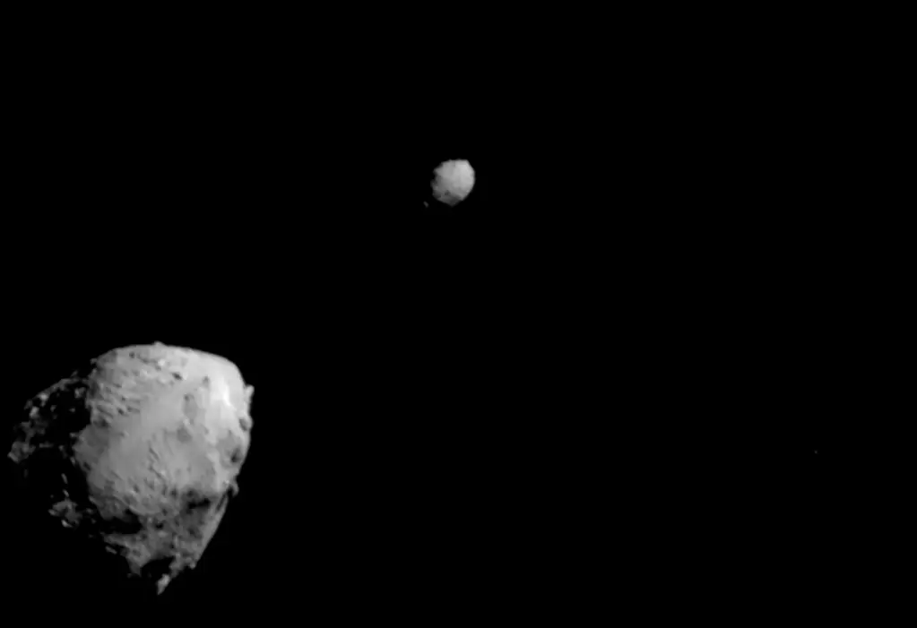 O asteroide Didymos (canto inferior esquerdo) e a sua lua, Dimorphos, a cerca de 2,5 minutos antes do impacto da sonda DART da NASA. A imagem foi captada pelo instrumento DRACO a uma distância de 920 km. Esta é a última imagem completa de ambos os asteroides. Didymos tem aproximadamente 780 metros de diâmetro e Dimorphos tem cerca de 160 metros de comprimento.