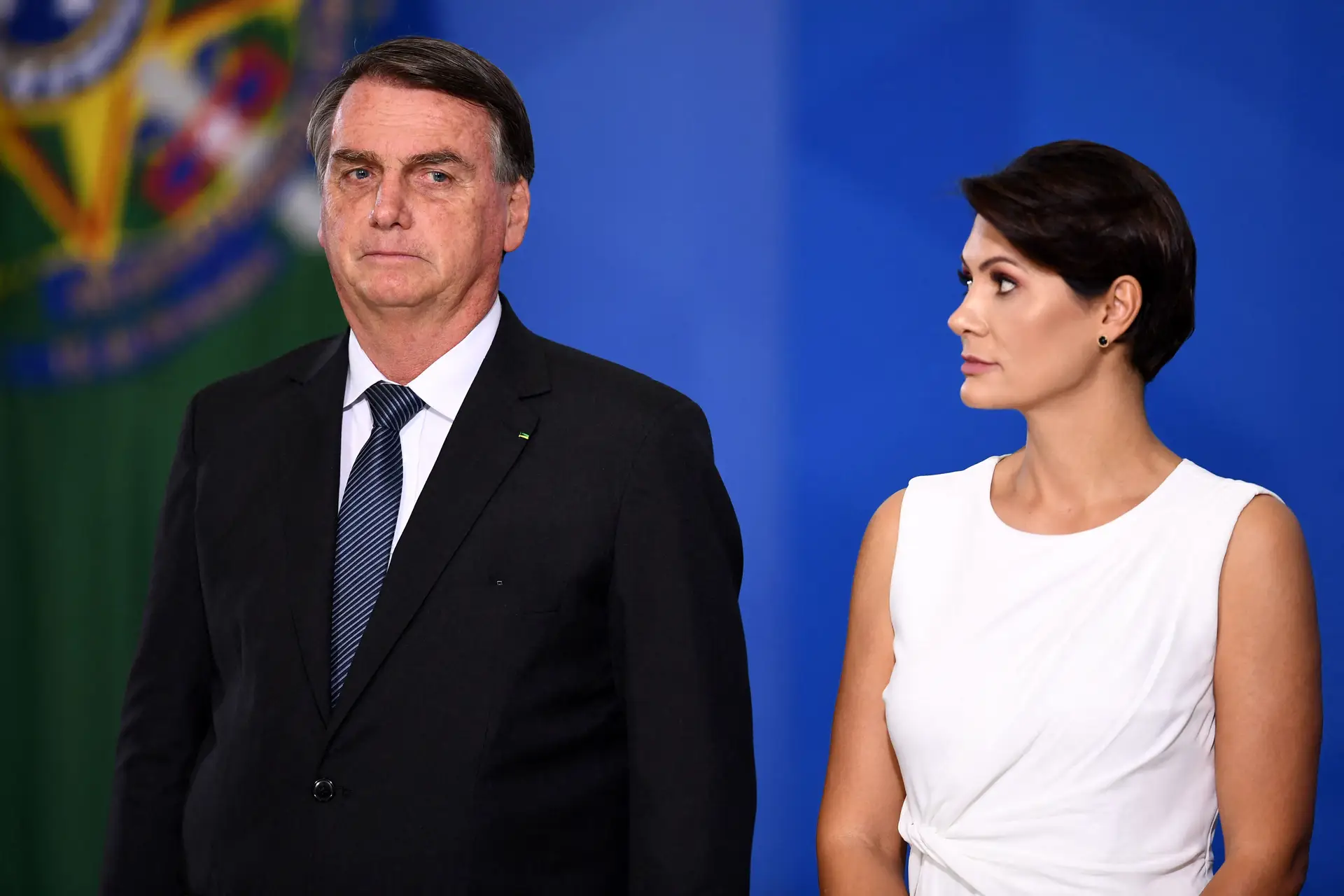 Jair Bolsonaro juntamente com a primeira-dama, Michelle Bolsonaro.