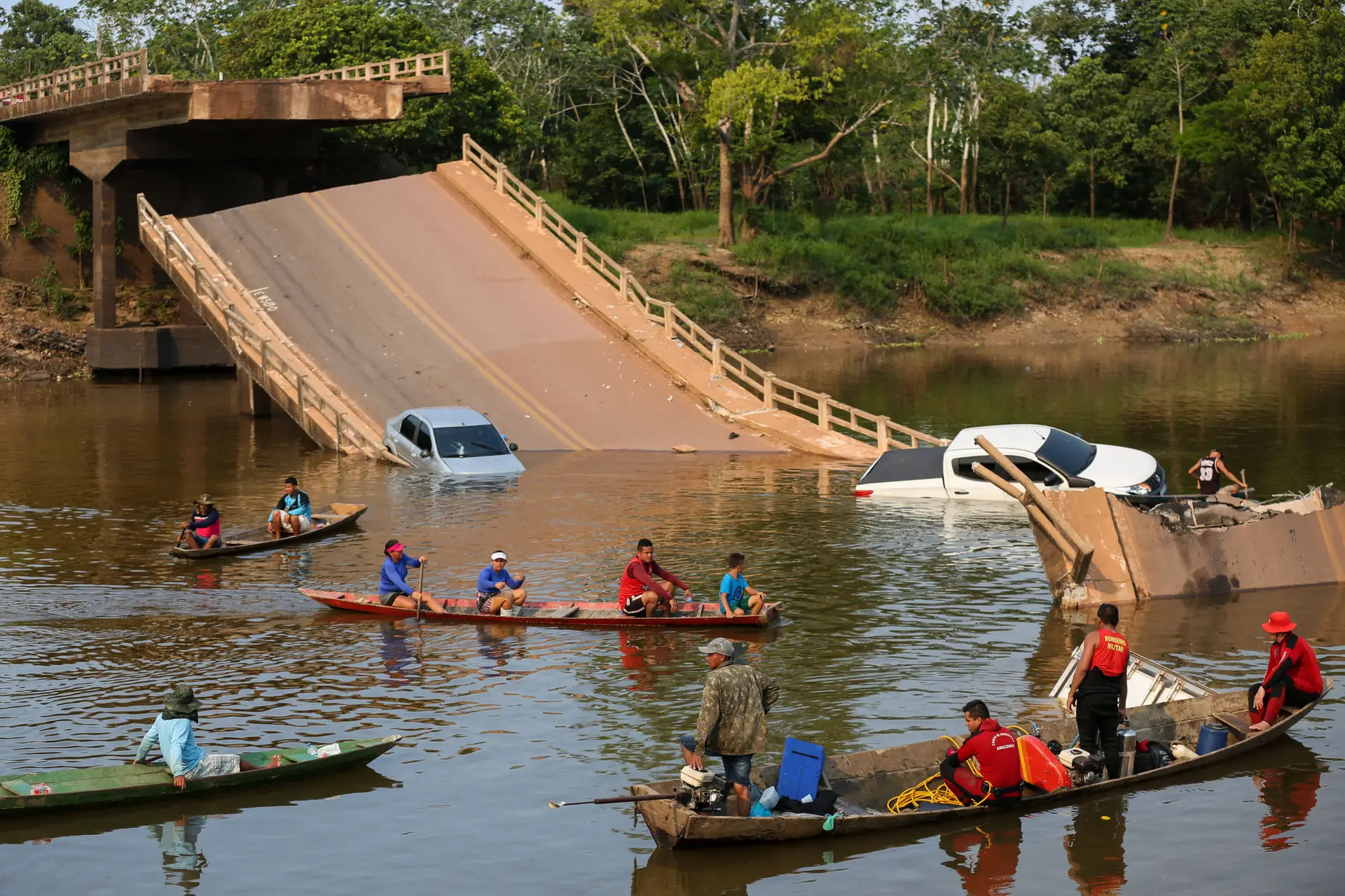 Ponte desaba no Brasil e provoca três mortos e 14 feridos