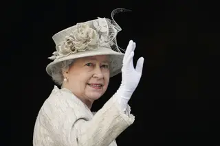 Nota escrita à mão pela Rainha Isabel II comove os internautas