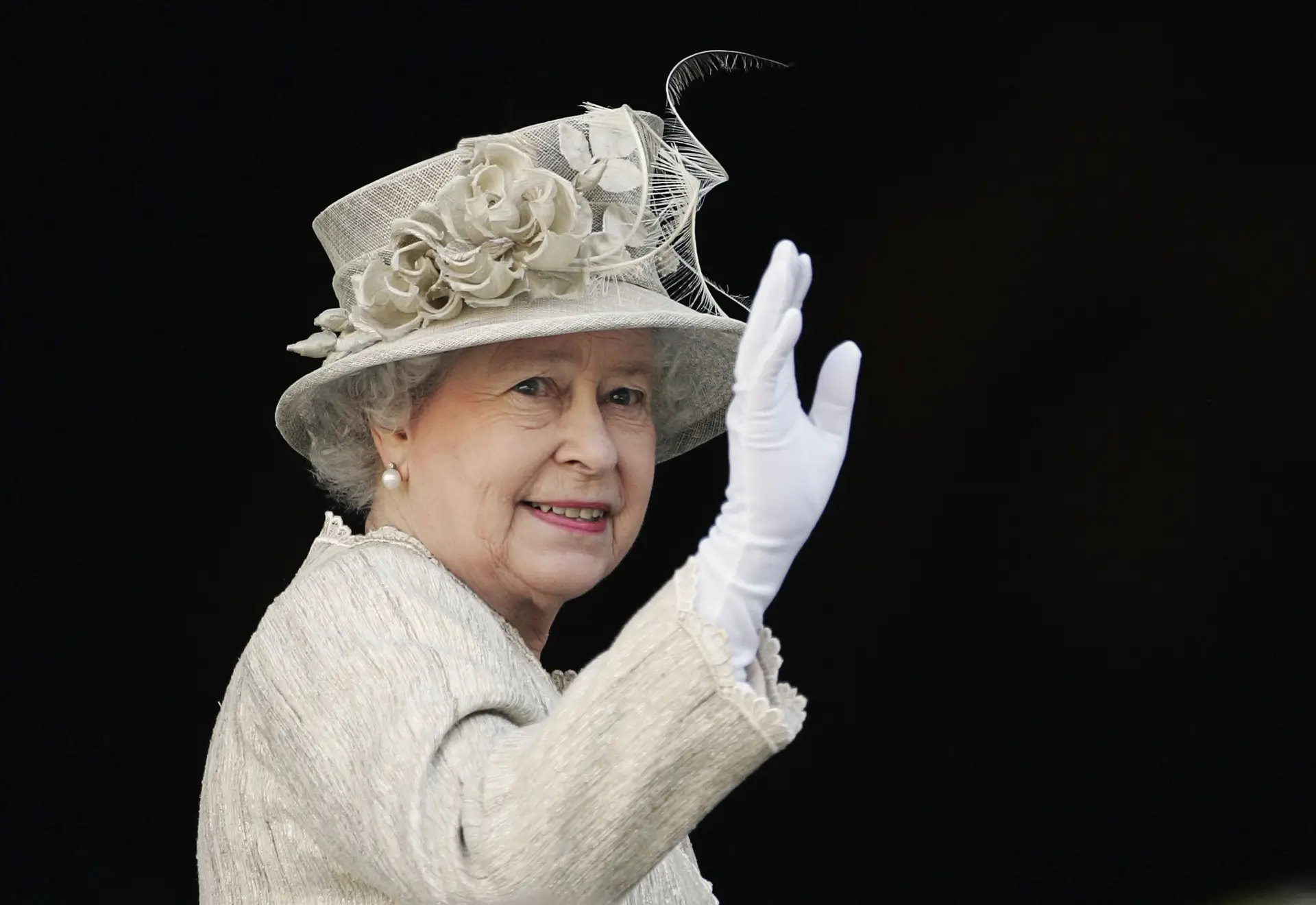 Nota escrita à mão pela Rainha Isabel II comove os internautas