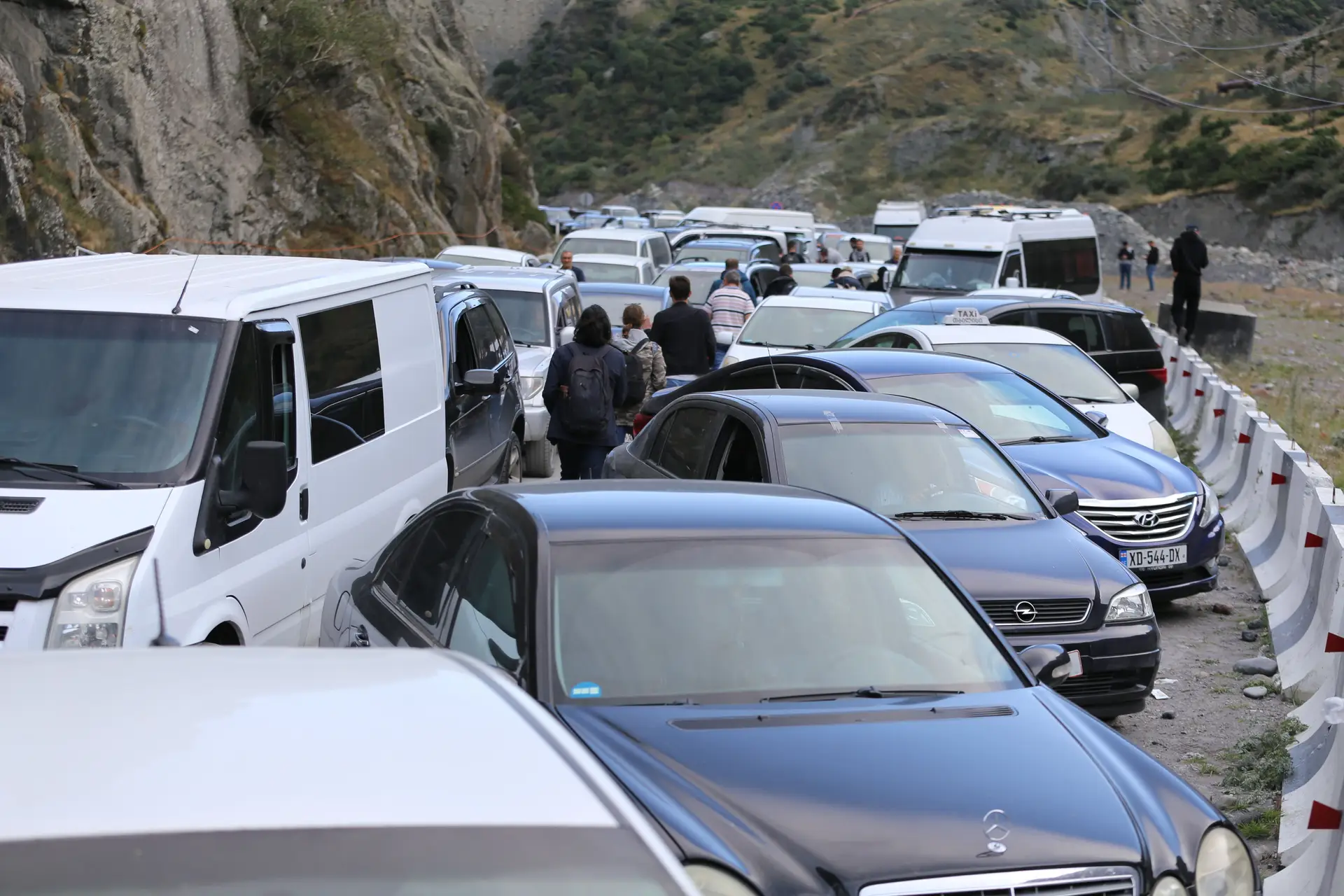 Rússia tenta recrutar russos em fuga da guerra junto às fronteiras