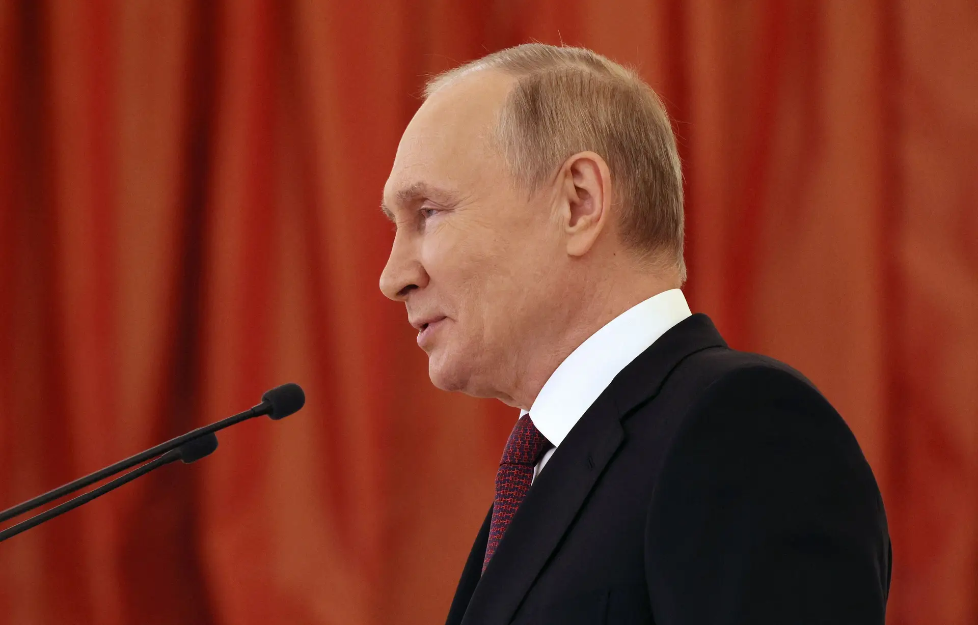 Putin assina decreto que simplifica processo de atribuição de cidadania a estrangeiros
