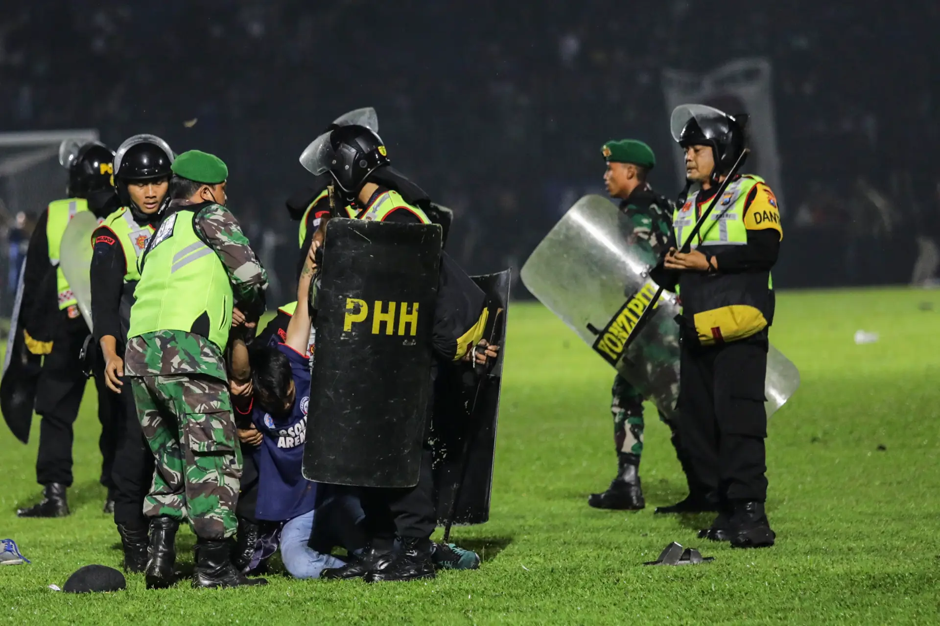 Tragédia na Indonésia: chefe de polícia despedido e nove agentes suspensos