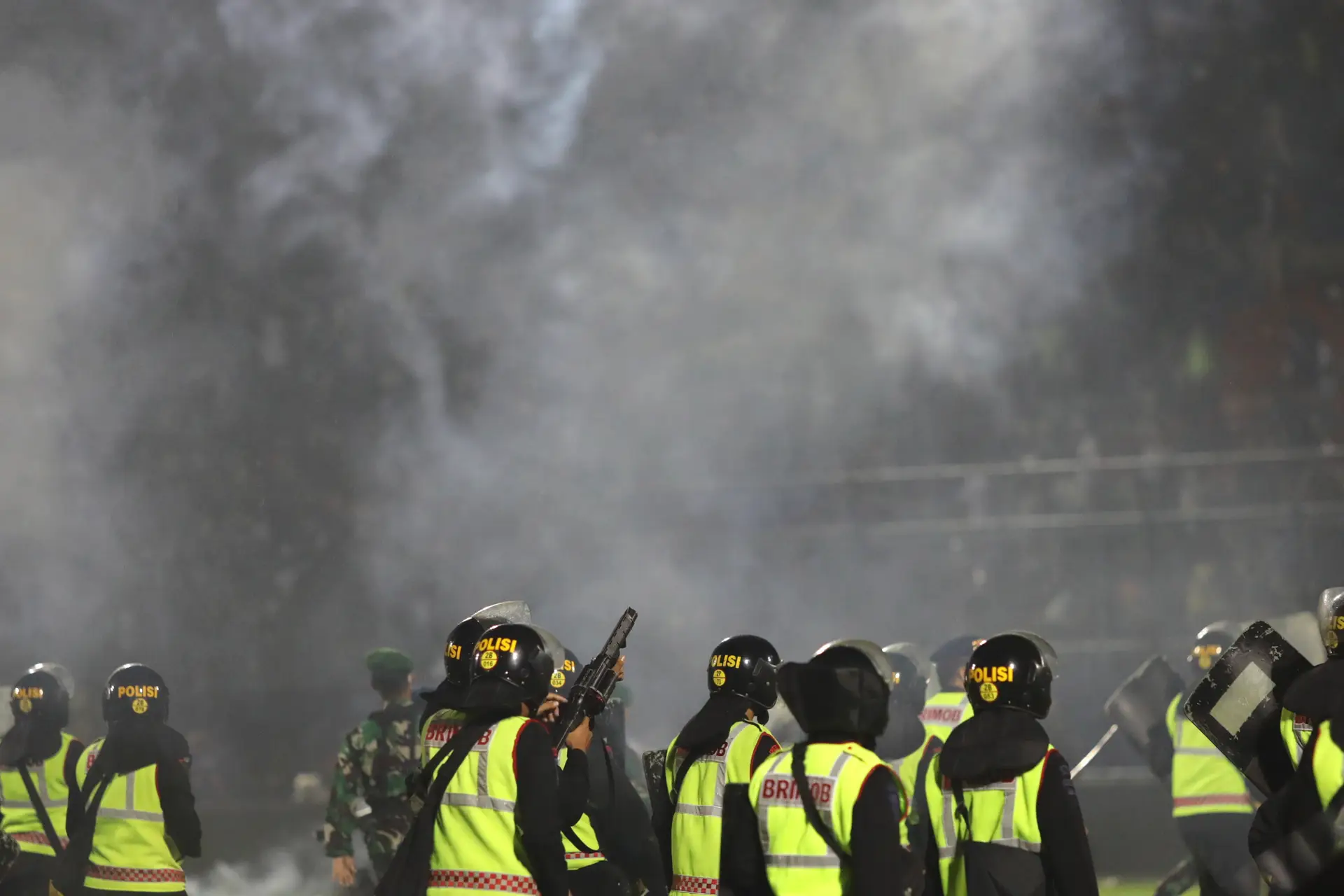 Tragédia na Indonésia: polícia investiga agentes responsáveis pelo uso de gás lacrimogéneo