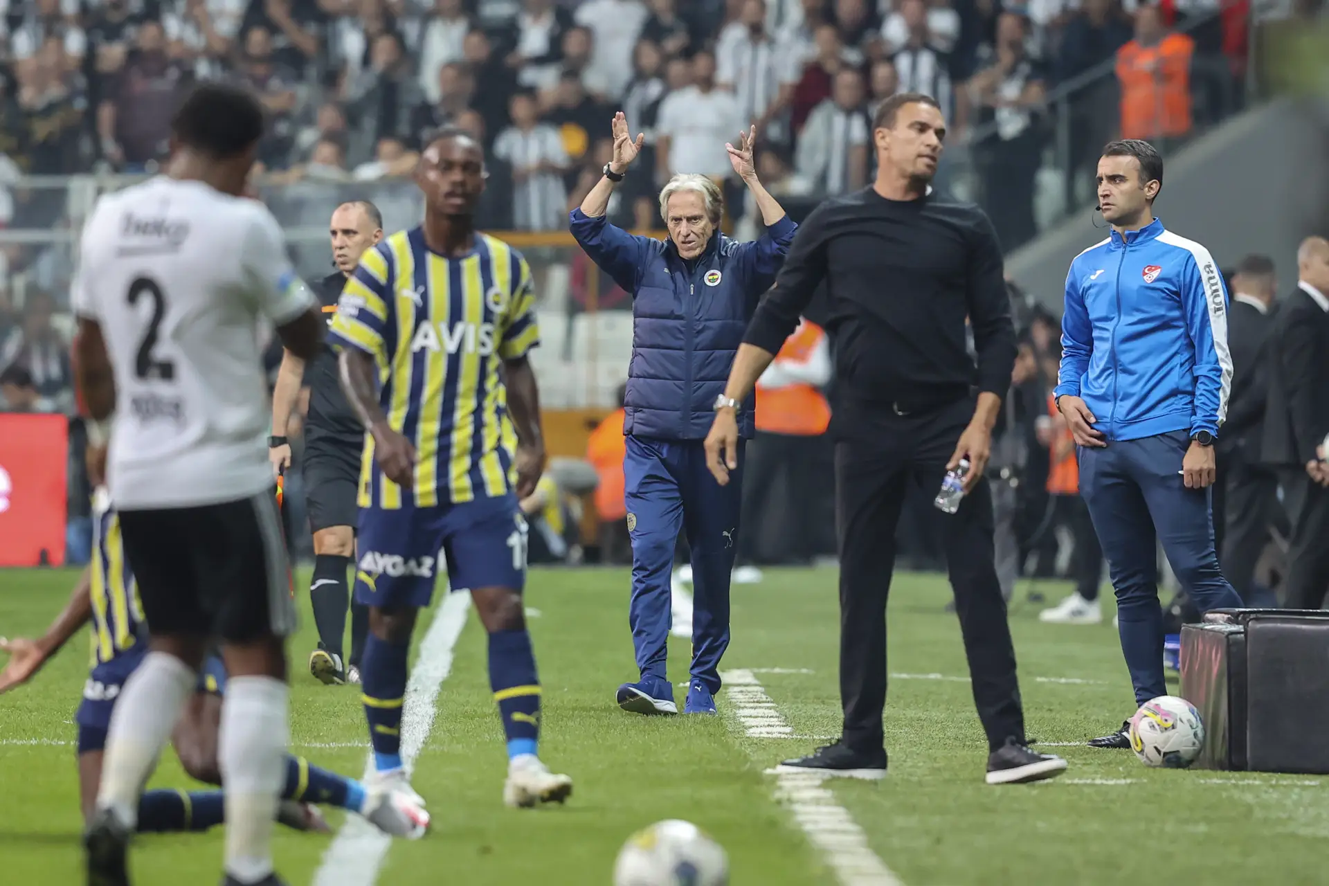 Fenerbahçe de Jorge Jesus empata em casa do Besiktas no dérbi de Istambul