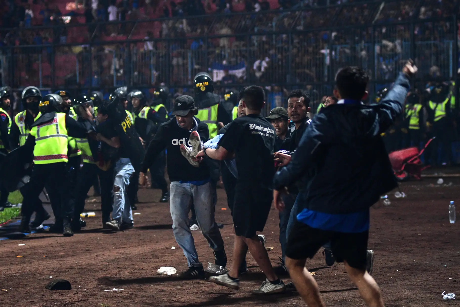 Balanço de confrontos em estádio na Indonésia desce de 174 para 125 mortos devido a erro