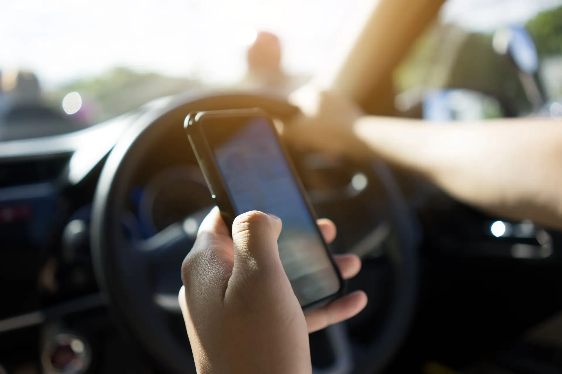 Autoridades registam quase mil infrações por uso de telemóvel ao volante