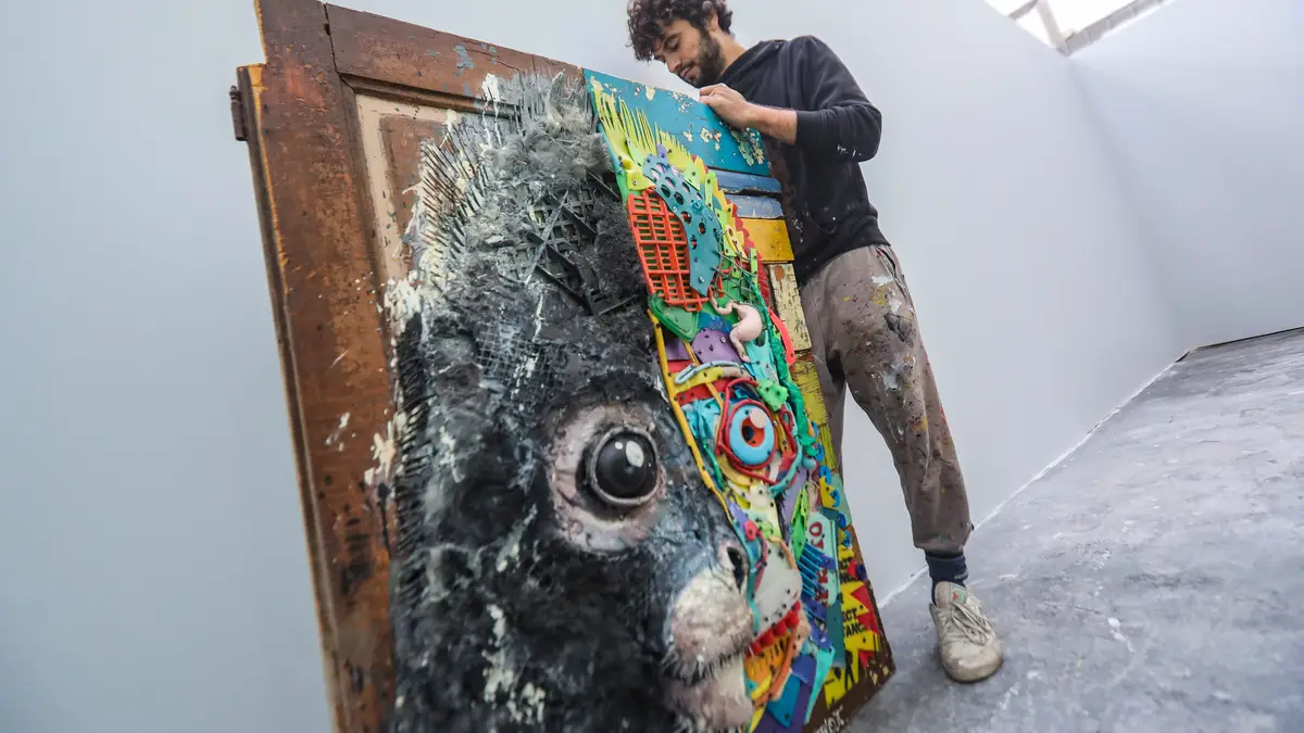 Montagem da exposição "Evilution", de Bordalo II