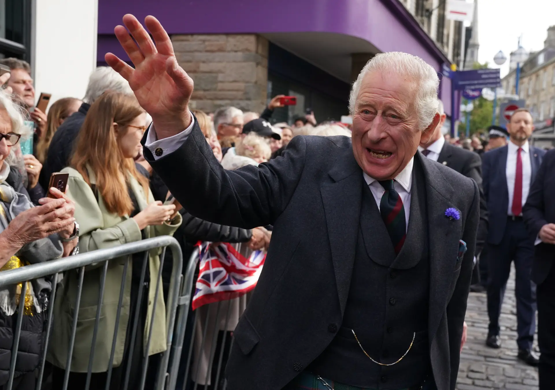 Rei Carlos III retoma compromissos públicos com visita à Escócia