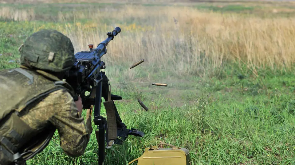 Cidadãos russos mobilizados para a guerra na Ucrânia num campo de treino.