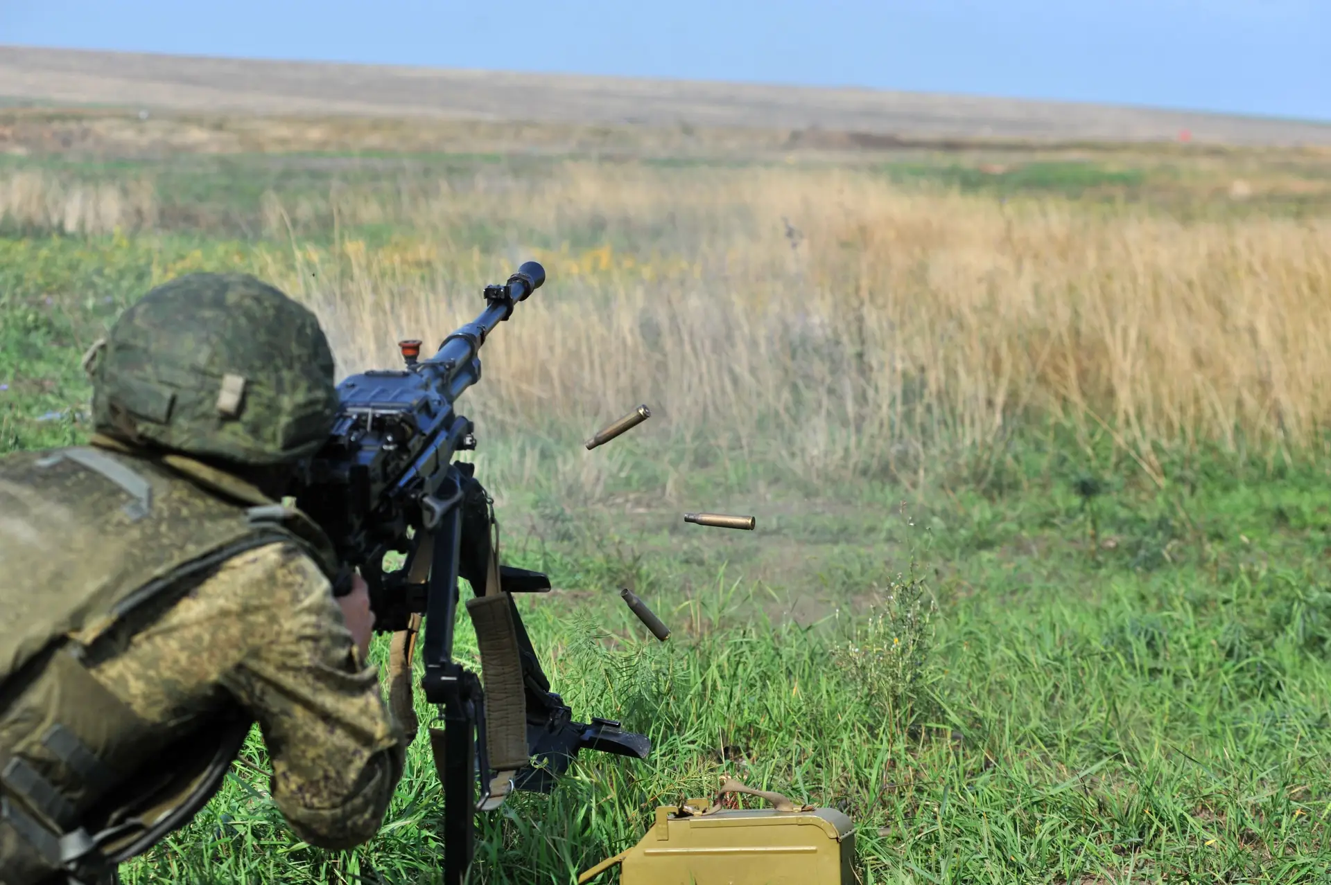 Cidadãos russos mobilizados para a guerra na Ucrânia num campo de treino.