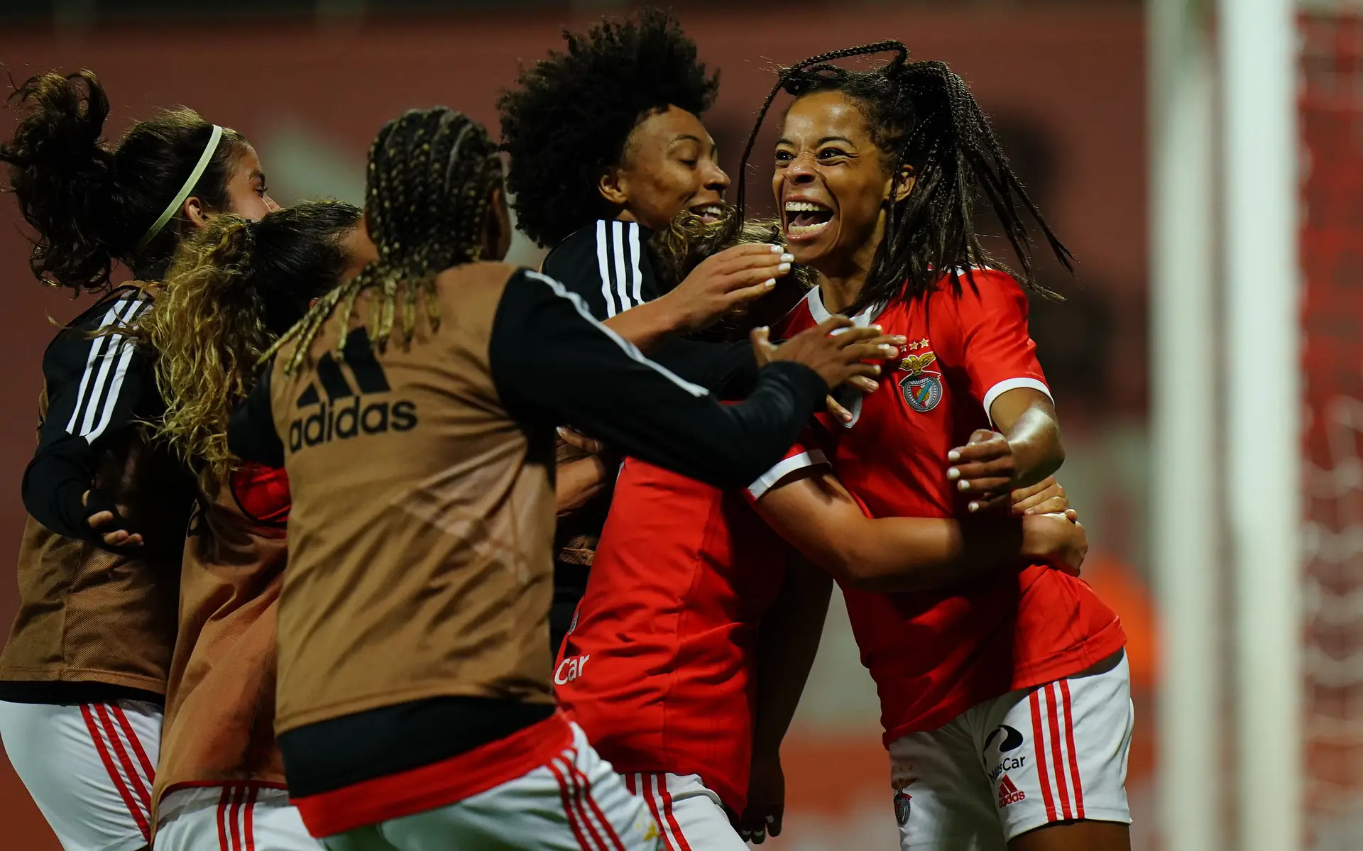 Benfica arranca Champions feminina da pior forma: goleado em Barcelona