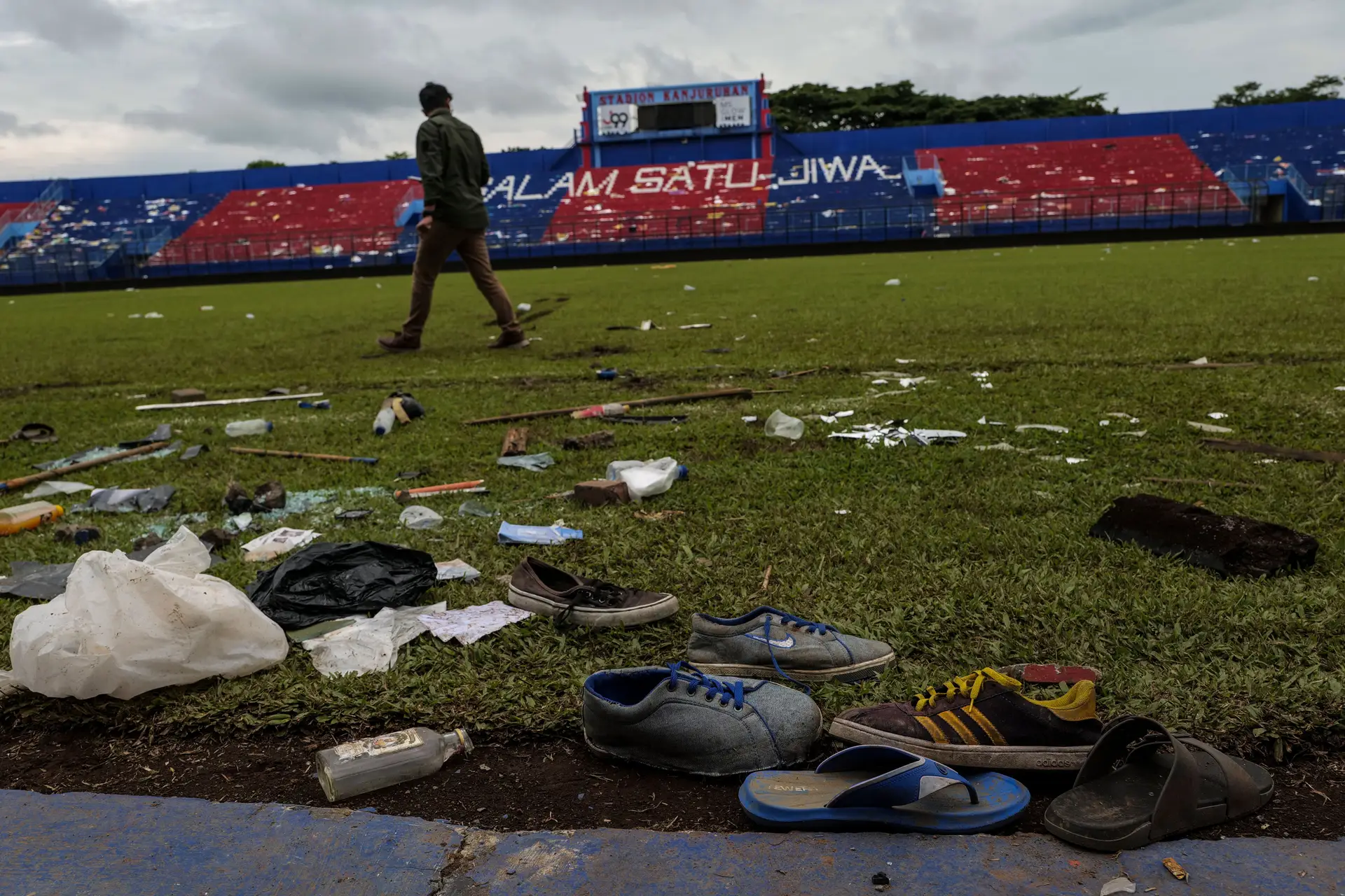 Tragédia na Indonésia: tribunal condena organizadores do jogo de futebol a pena de prisão