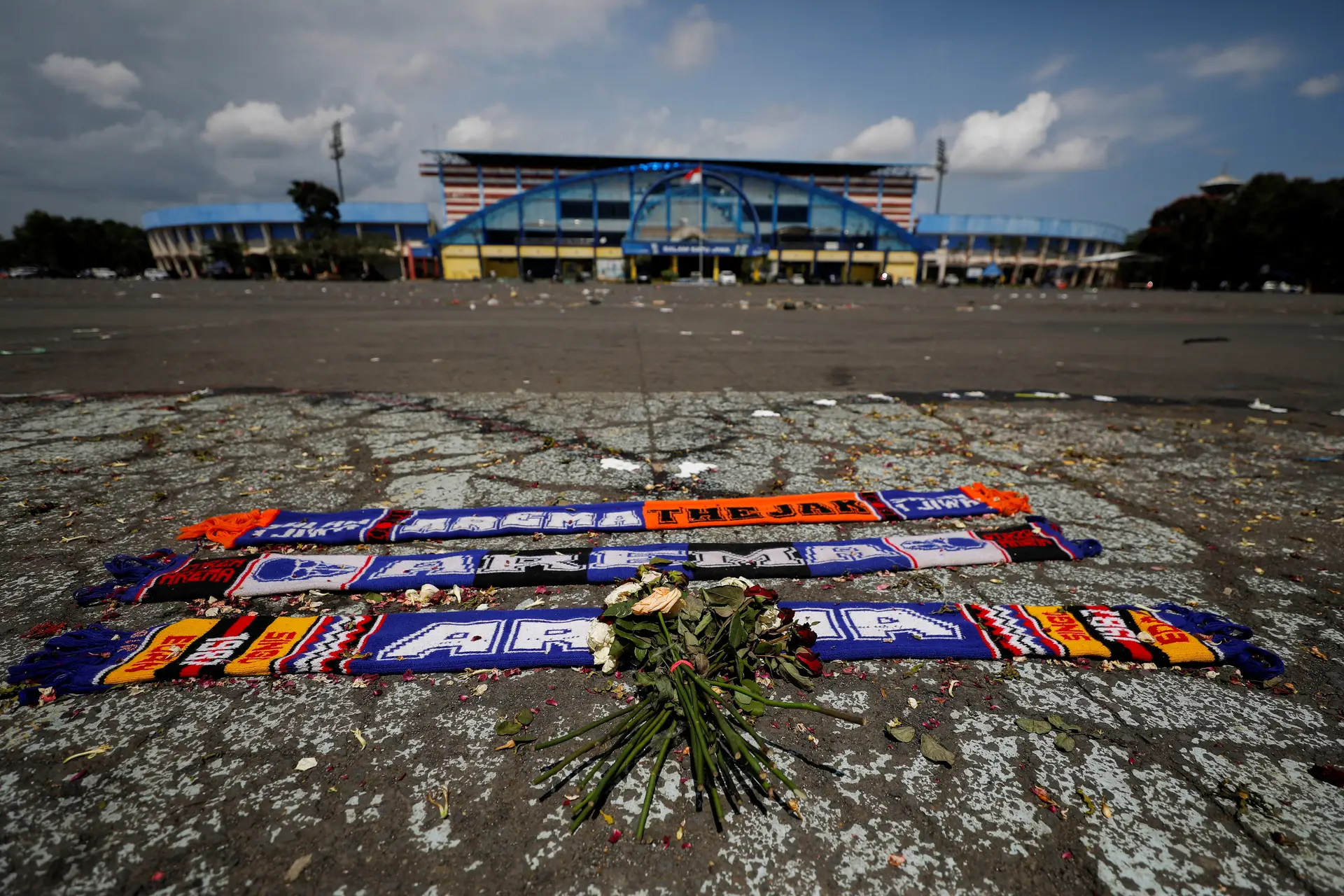 Vítimas da tragédia na Indonésia homenageadas pela UEFA