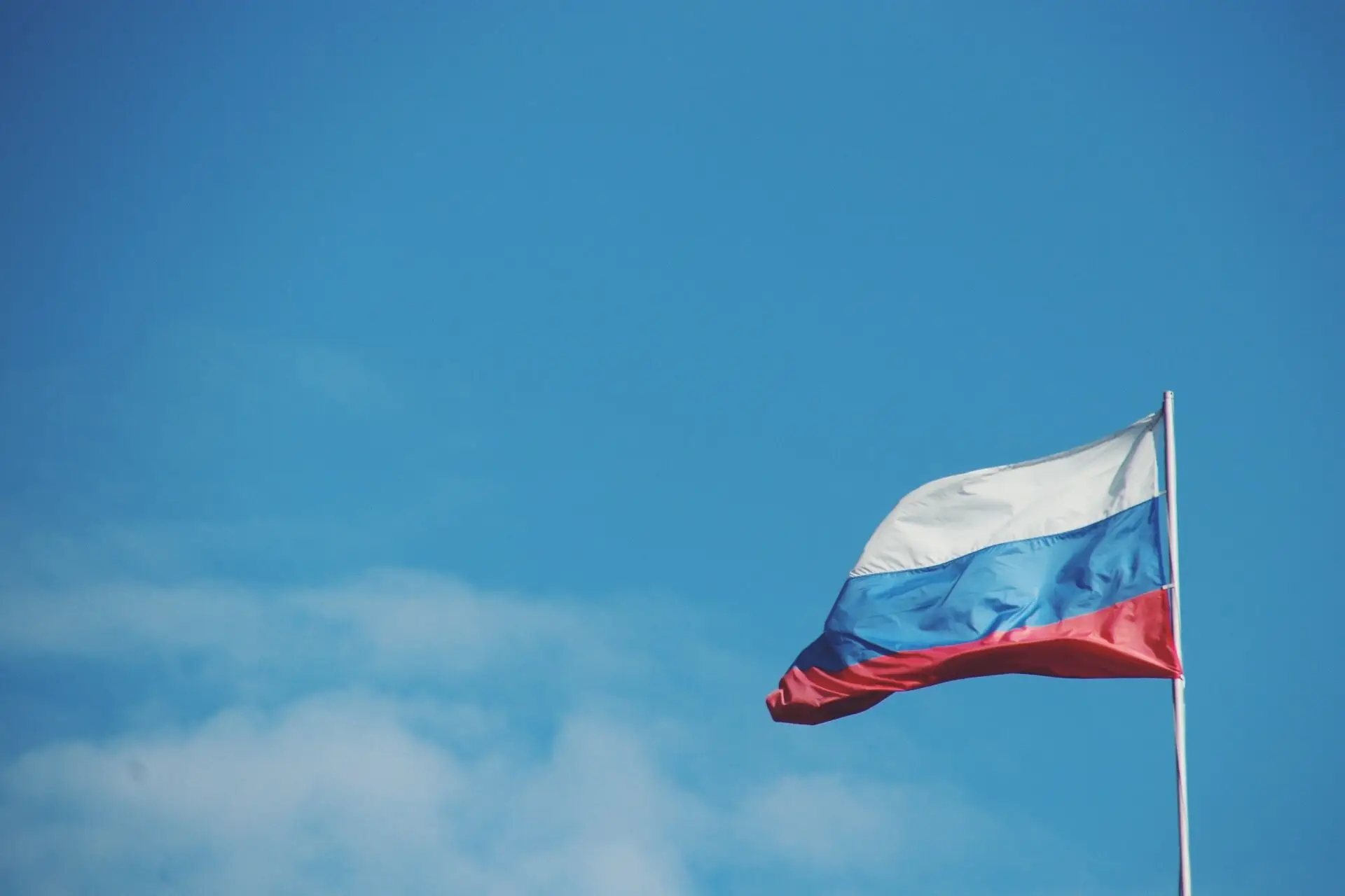 "Vamos arrancar este trapo", ucranianos queimam bandeiras russas em Kherson