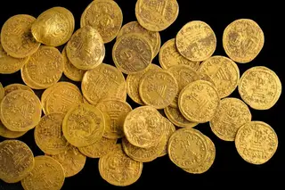 Encontradas mais de 40 moedas de ouro do século VII escondidas numa parede