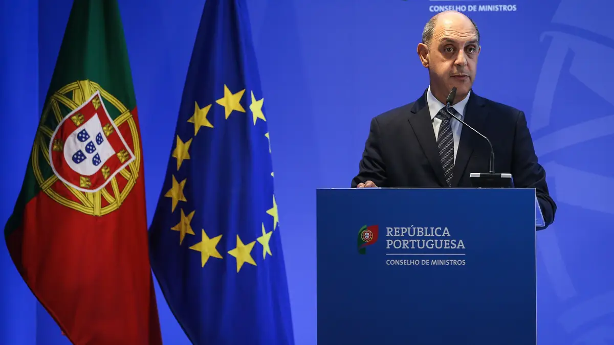 O ministro da Saúde, Manuel Pizarro, fala aos jornalistas durante o briefing da reunião do Conselho de Ministros em Lisboa